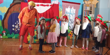 Powiększ grafikę: Teatr CoNieco wraz z dziećmi w roli aktorów na  scenie.