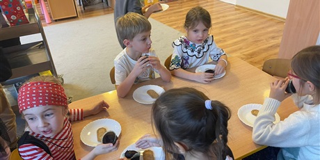 Powiększ grafikę: andrzejki-w-bursztybowym-domku-659517.jpg