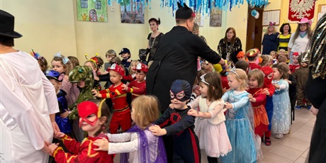 Powiększ grafikę: bal-karnawalowy-w-bursztynowym-domku-674199.jpg