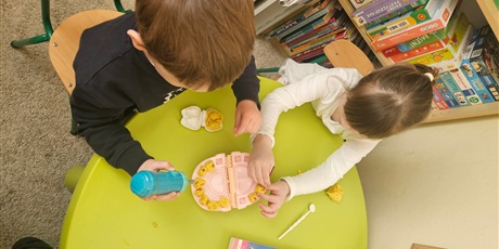 Powiększ grafikę: czym-zajmuje-sie-logopeda-a-czym-dentysta-679296.jpg