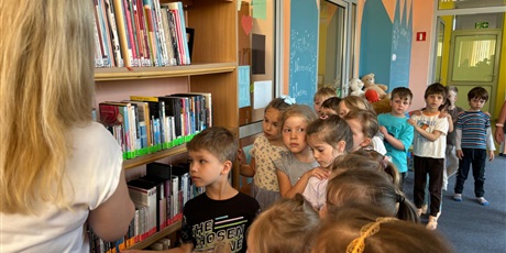 Powiększ grafikę: delfinki-w-bibliotece-gr-vi-530028.jpg