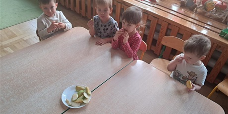 Powiększ grafikę: dzien-jablka-gr-ii-delfinki-644774.jpg