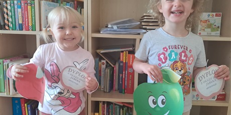 Powiększ grafikę: dzien-jablka-gr-ii-delfinki-644775.jpg