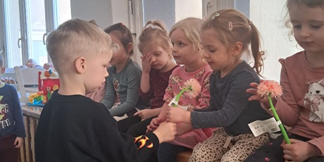 Powiększ grafikę: dzien-kobiet-w-gr-ii-delfinki-679058.jpg