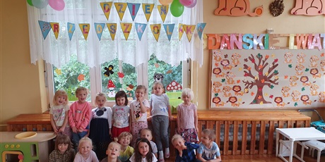 Powiększ grafikę: Gdańskie Lwiątka ( gr.IV) świętują dzień przedszkolaka.