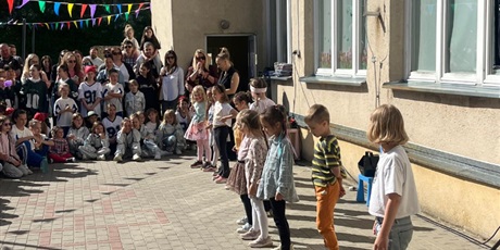 Powiększ grafikę: festyn-rodzinny-w-naszym-przedszkolu-617875.jpg