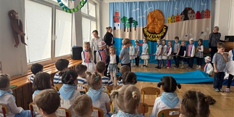 Powiększ grafikę: miedzyprzedszkolny-przeglad-piosenki-morskiej-i-szantowej-wyspiewaj-baltyckie-nuty-683453.jpg