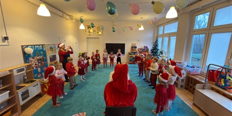 Powiększ grafikę: mikolaj-w-bursztynowym-domku-661662.jpg