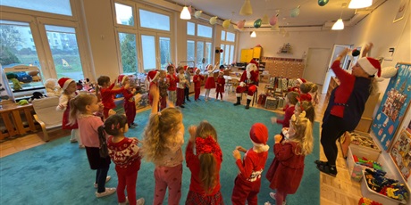 Powiększ grafikę: mikolaj-w-bursztynowym-domku-661663.jpg