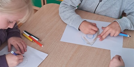 Powiększ grafikę: przedszkolaki-obserwuja-start-rakiety-ax4-629018.jpg
