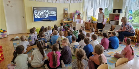 Powiększ grafikę: przedszkolaki-obserwuja-start-rakiety-ax4-629023.jpg