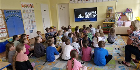 Powiększ grafikę: przedszkolaki-obserwuja-start-rakiety-ax4-629024.jpg