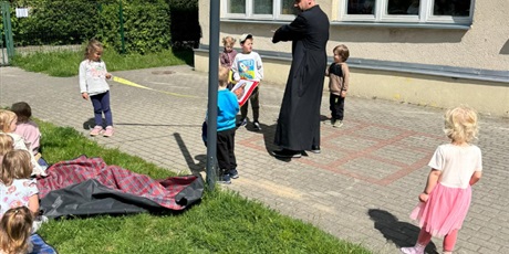 Powiększ grafikę: religia-na-swiezym-powietrzy-delfinki-gr-ii-694942.jpg