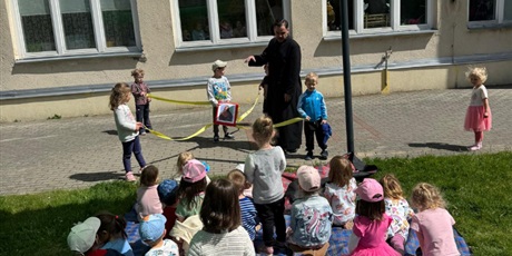 Powiększ grafikę: religia-na-swiezym-powietrzy-delfinki-gr-ii-694943.jpg