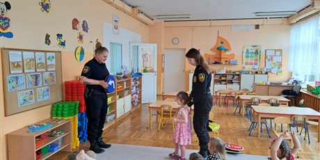 Spotkanie z funkcjonariuszami Straży Miejskiej "Bezpieczne dzieciństwo". - Delfinki 