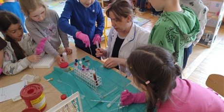 Spotkanie z  mamą Mikołaja - zapoznanie z pracą analityka laboratoryjnego- gr.V - Rybki.