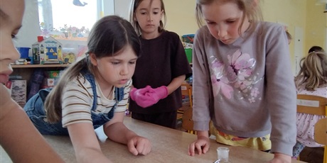 Powiększ grafikę: spotkanie-z-mama-mikolaja-zapoznanie-z-praca-analityka-laboratoryjnego-616599.jpg