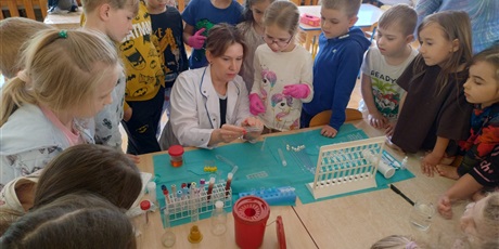 Powiększ grafikę: spotkanie-z-mama-mikolaja-zapoznanie-z-praca-analityka-laboratoryjnego-616600.jpg