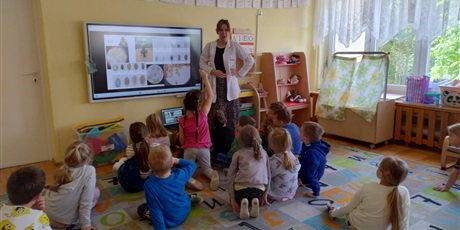 Powiększ grafikę: spotkanie-z-mama-mikolaja-zapoznanie-z-praca-analityka-laboratoryjnego-616601.jpg