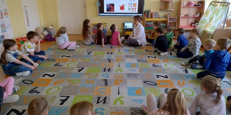 Powiększ grafikę: spotkanie-z-mama-mikolaja-zapoznanie-z-praca-analityka-laboratoryjnego-616602.jpg