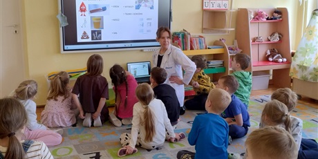 Powiększ grafikę: spotkanie-z-mama-mikolaja-zapoznanie-z-praca-analityka-laboratoryjnego-616604.jpg