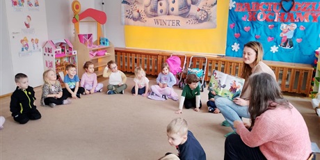 Powiększ grafikę: spotkanie-z-paniami-z-grupy-spolecznej-arr-wolontariuszkami-zaczytanej-akademii-gr-iv-foczki-672942.jpg