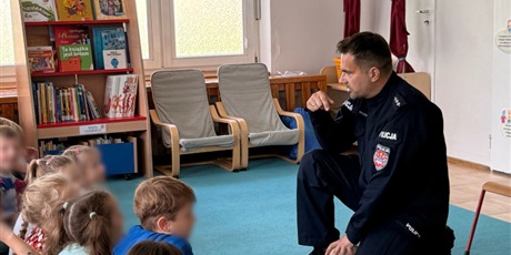 Spotkanie z policjantem - bezpieczna droga do przedszkola - gr. VI - Muszelki oraz gr. VII- Marynarze