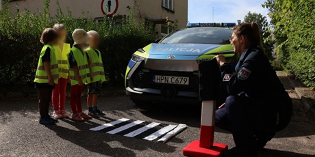 Powiększ grafikę: spotkanie-z-policjantem-bezpieczna-droga-do-przedszkola-710634.jpg