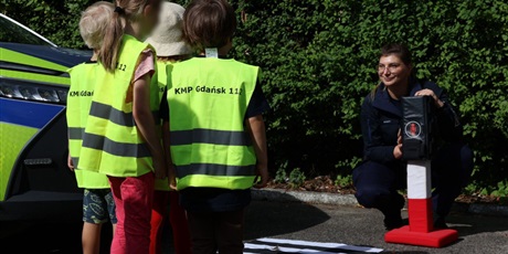 Powiększ grafikę: spotkanie-z-policjantem-bezpieczna-droga-do-przedszkola-710637.jpg
