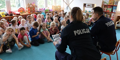 Powiększ grafikę: spotkanie-z-policjantem-bezpieczna-droga-do-przedszkola-710640.jpg