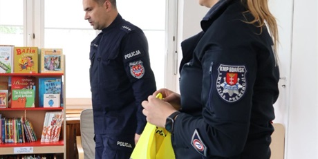 Powiększ grafikę: spotkanie-z-policjantem-bezpieczna-droga-do-przedszkola-710641.jpg