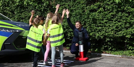 Powiększ grafikę: spotkanie-z-policjantem-bezpieczna-droga-do-przedszkola-710642.jpg
