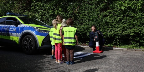 Powiększ grafikę: spotkanie-z-policjantem-bezpieczna-droga-do-przedszkola-710644.jpg