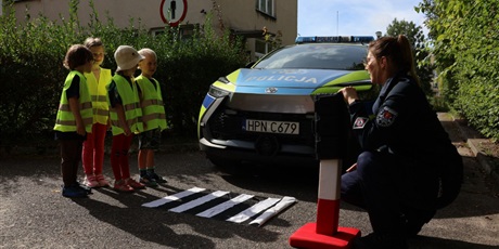 Powiększ grafikę: spotkanie-z-policjantem-bezpieczna-droga-do-przedszkola-710645.jpg