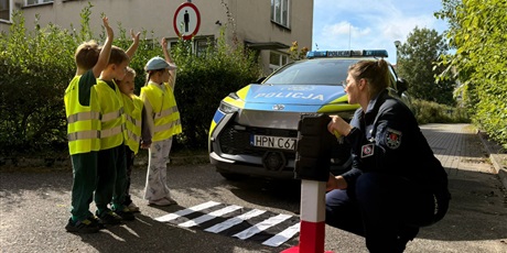 Powiększ grafikę: spotkanie-z-policjantem-bezpieczna-droga-do-przedszkola-710649.jpg