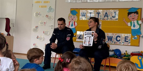 Powiększ grafikę: spotkanie-z-policjantem-bezpieczna-droga-do-przedszkola-710650.jpg