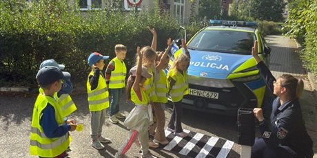 Powiększ grafikę: spotkanie-z-policjantem-bezpieczna-droga-do-przedszkola-710652.jpg