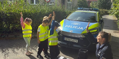 Powiększ grafikę: spotkanie-z-policjantem-bezpieczna-droga-do-przedszkola-710653.jpg