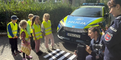 Powiększ grafikę: spotkanie-z-policjantem-bezpieczna-droga-do-przedszkola-710655.jpg