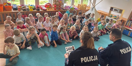Powiększ grafikę: spotkanie-z-policjantem-bezpieczna-droga-do-przedszkola-710657.jpg