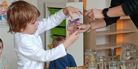 Powiększ grafikę: tydzien-eksperymentow-w-bursztynowym-domku-projekt-edukacyjny-maly-badacz-i-odkrywca-651334.jpg