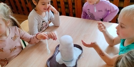 Powiększ grafikę: tydzien-eksperymentow-w-bursztynowym-domku-projekt-edukacyjny-maly-badacz-i-odkrywca-651464.jpg