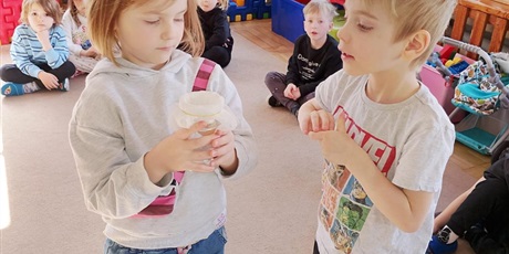 Tydzień Eksperymentów w „Bursztynowym Domku”! - projekt edukacyjny "Mały badacz i odkrywca" - cz.II