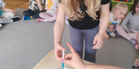 Powiększ grafikę: tydzien-eksperymentow-w-bursztynowym-domku-projekt-edukacyjny-maly-badacz-i-odkrywca-cz-ii-687905.jpg