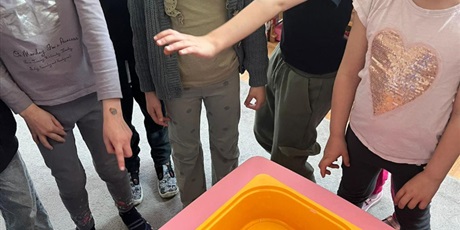 Powiększ grafikę: tydzien-eksperymentow-w-bursztynowym-domku-projekt-edukacyjny-maly-badacz-i-odkrywca-cz-ii-687916.jpg