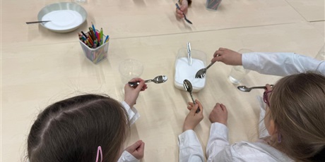 Powiększ grafikę: warsztaty-amber-lab-w-muzeum-bursztynu-grupa-vi-koniki-morskie-689625.jpg