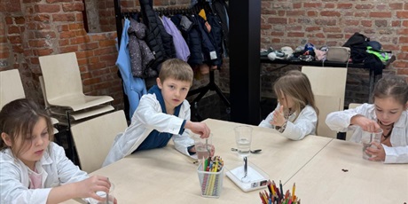 Powiększ grafikę: warsztaty-amber-lab-w-muzeum-bursztynu-grupa-vi-koniki-morskie-689628.jpg