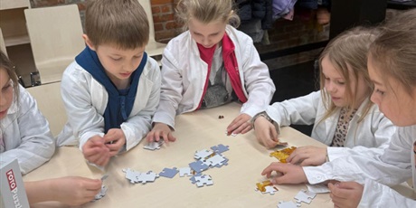 Powiększ grafikę: warsztaty-amber-lab-w-muzeum-bursztynu-grupa-vi-koniki-morskie-689633.jpg