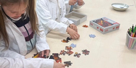 Powiększ grafikę: warsztaty-amber-lab-w-muzeum-bursztynu-grupa-vi-koniki-morskie-689634.jpg