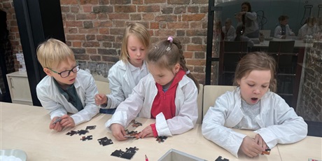 Powiększ grafikę: warsztaty-amber-lab-w-muzeum-bursztynu-grupa-vi-koniki-morskie-689635.jpg